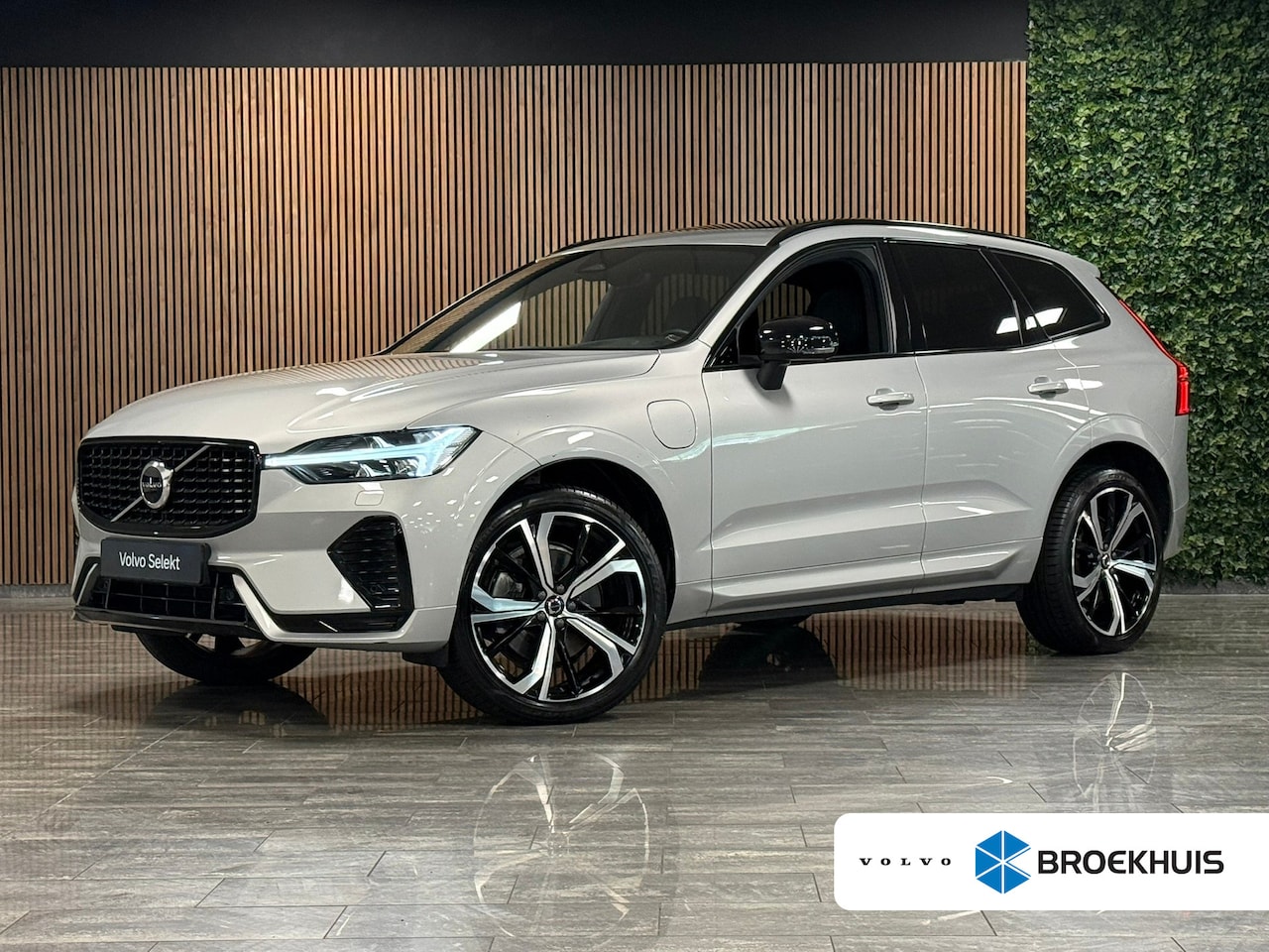 Volvo XC60 - T6 AWD Recharge Plus Dark | Trekhaak | Harman Kardon | Adaptieve Cruise Control | Stoelver - AutoWereld.nl