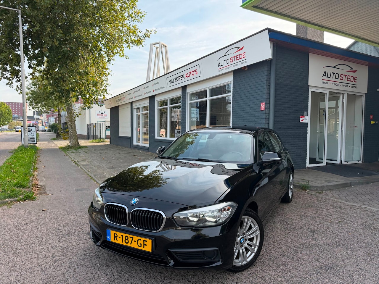 BMW 1-serie - 116i Essential|APK|PDC|STOELVERWARMING|M-VELGEN| - AutoWereld.nl