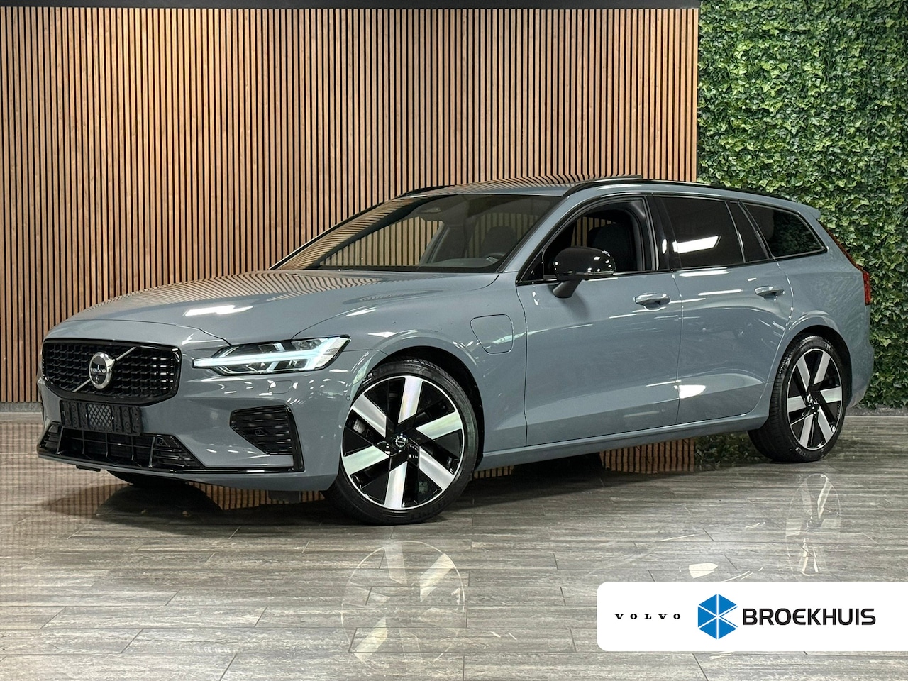 Volvo V60 - T6 AWD Recharge Plus Dark | Schuifdak | 360 Camera | Harman Kardon | Adaptieve Cruise Cont - AutoWereld.nl