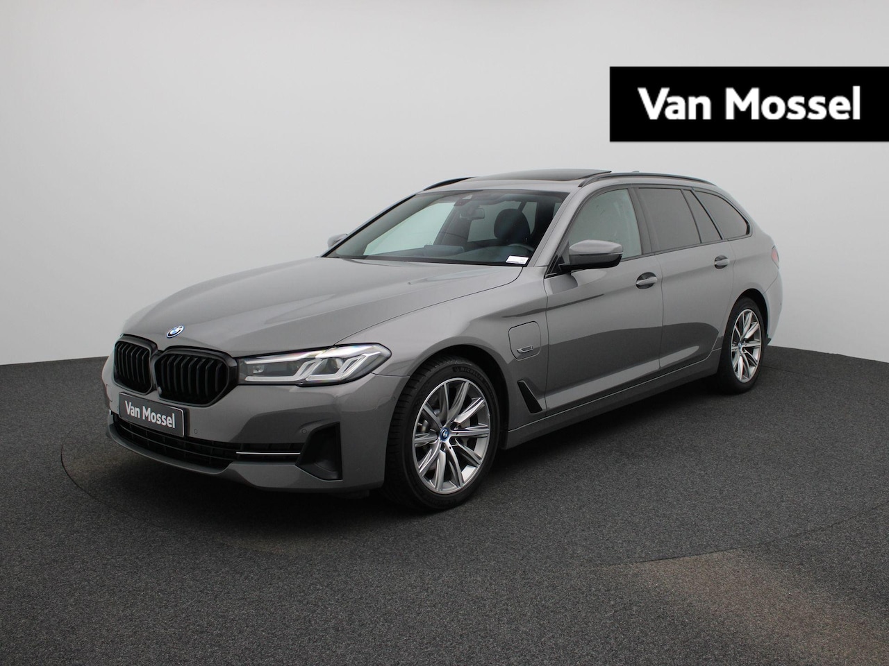 BMW 5-serie Touring - 530e 215kW xDrive Auto | Apple Carplay / Android Auto | Panoramadak | Sfeerverlichting | H - AutoWereld.nl