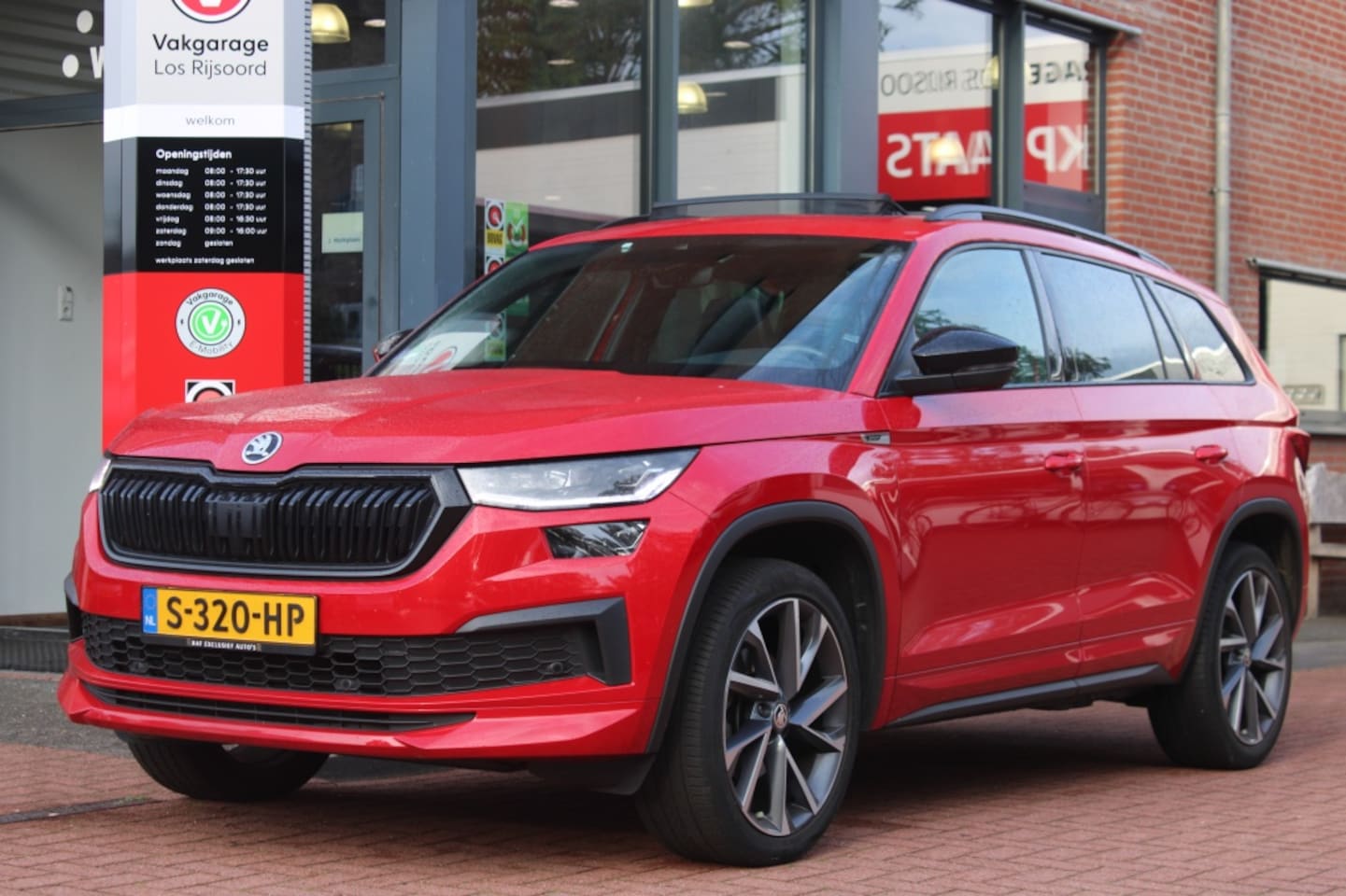 Skoda Kodiaq - 1.5 TSI Aut. *Sportline* | Carplay | Schuifdak | Adaptive Cruise & Climate | Camera | Stoe - AutoWereld.nl