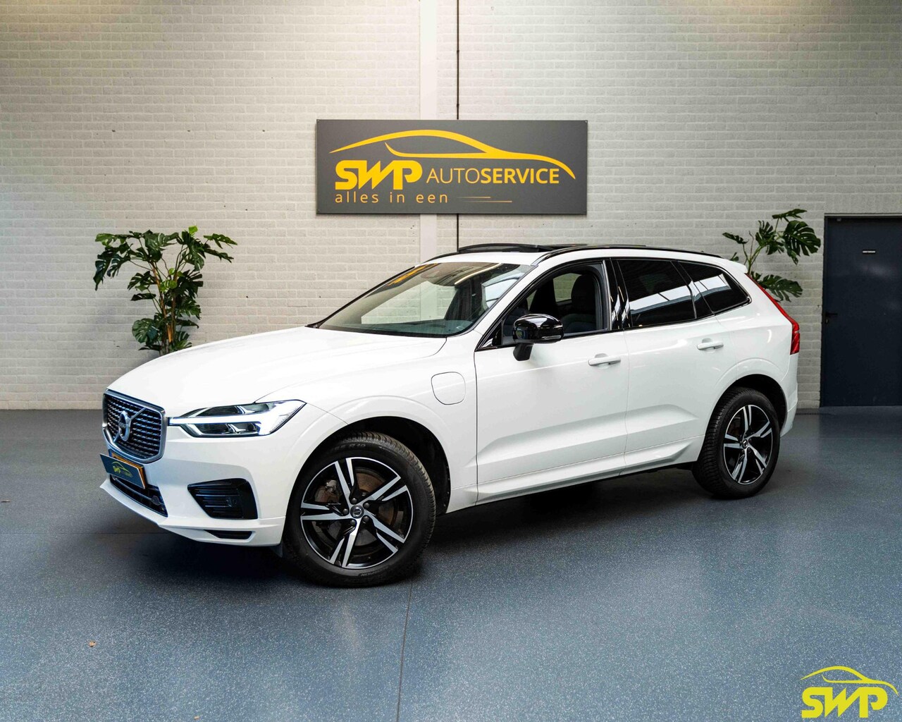 Volvo XC60 - 2.0 T8 Twin Engine AWD R-Design | Pano | Trekhaak zwenkbaar | Navi | Cam - AutoWereld.nl