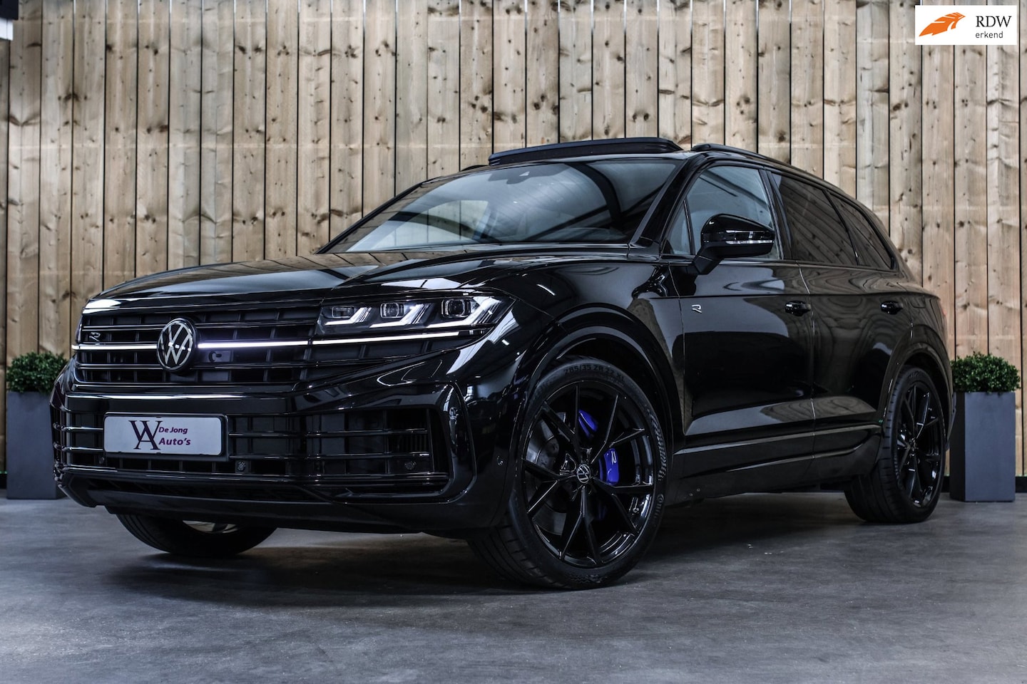Volkswagen Touareg - 3.0 TSi eHybrid 4MOTION R *Pano*Soft-Close*Nachtzicht*Massage* - AutoWereld.nl
