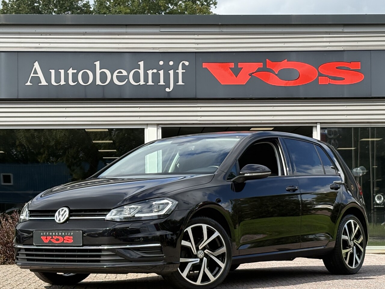 Volkswagen Golf - 1.0 TSI Highline DSG | ACC | Stuurverwarming | LED | 18 inch - AutoWereld.nl