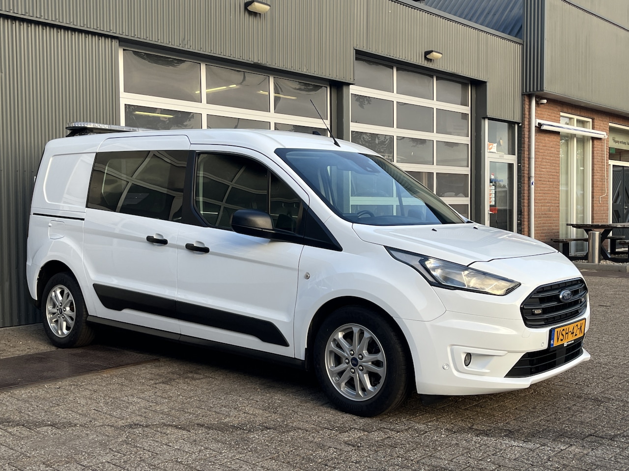 Ford Transit Connect - 1.0 Ecoboost L2 Trend Airco Cruise controle 3-Persoons Achterruitrijcamera Navigatiesystee - AutoWereld.nl