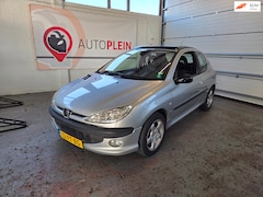 Peugeot 206 - 2.0-16V GTI