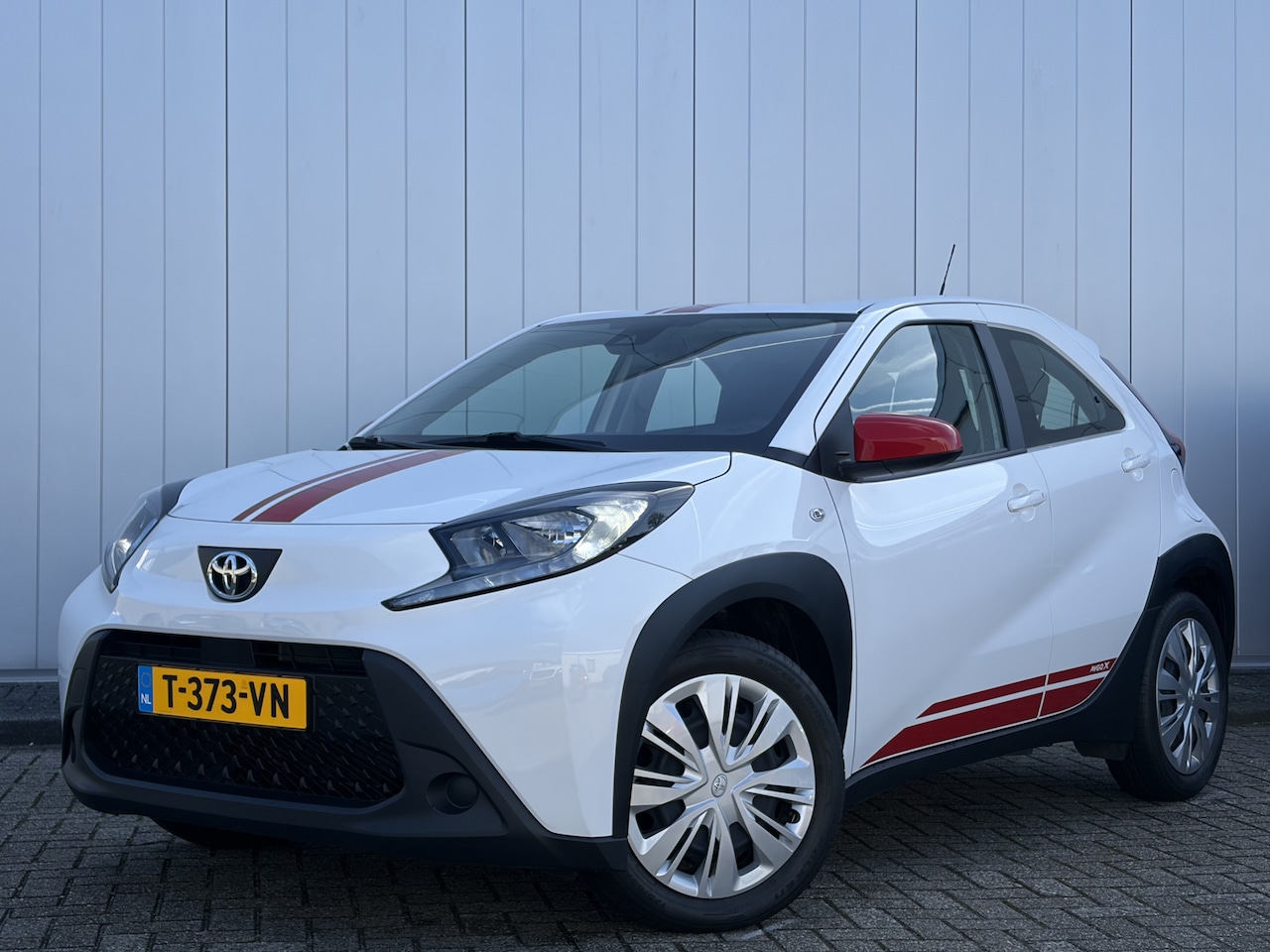 Toyota Aygo X - 1.0 VVT-i MT Play Red Pack Carplay NL Auto Adapt Cruise Dealer Onderhouden - AutoWereld.nl