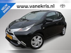 Toyota Aygo - 1.0 VVT-i x-play , Achteruitrijcamera, DAB Radio