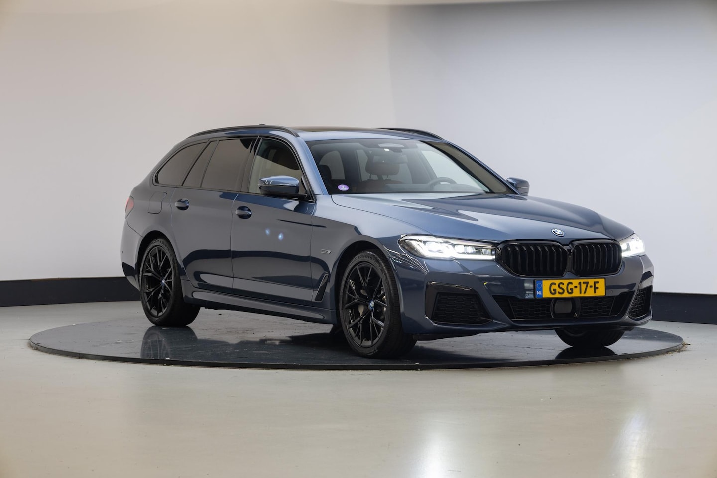 BMW 5-serie Touring - 530e xDrive High Executive | M-Sport | Driving Assistant Professional | Panorama dak | Tre - AutoWereld.nl