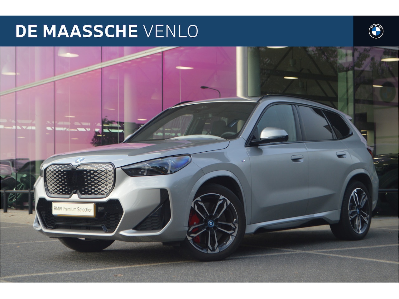 BMW iX1 - eDrive20 M Sport / Trekhaak / Panoramadak / Sportstoelen / Comfort Access / Adaptieve LED - AutoWereld.nl