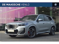 BMW iX1 - eDrive20 M Sport / Trekhaak / Panoramadak / Sportstoelen / Comfort Access / Adaptieve LED
