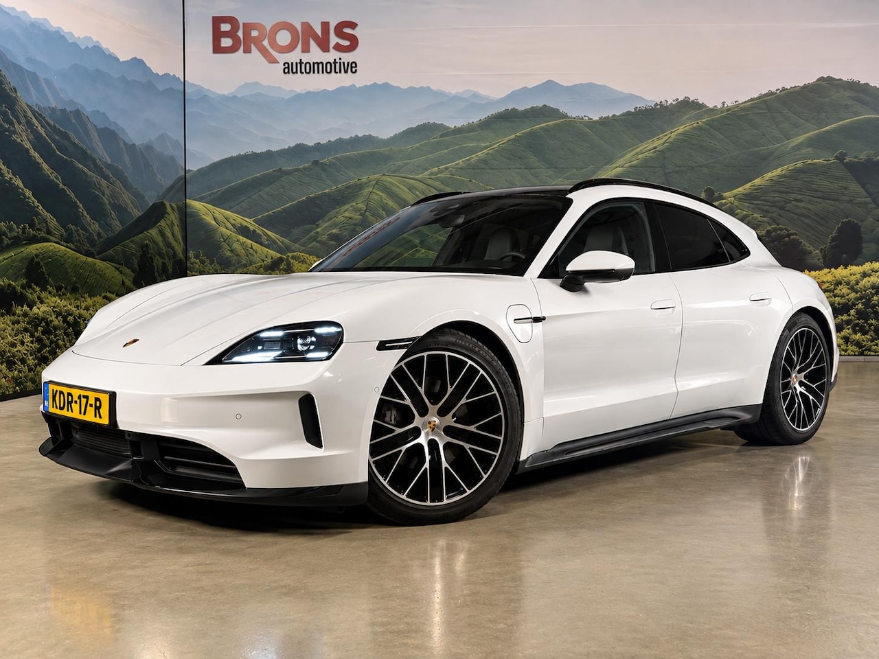 Porsche Taycan Sport Turismo - Black Edition 105 kWh luchtvering l Pano l Massage l bijrijders scherm - AutoWereld.nl