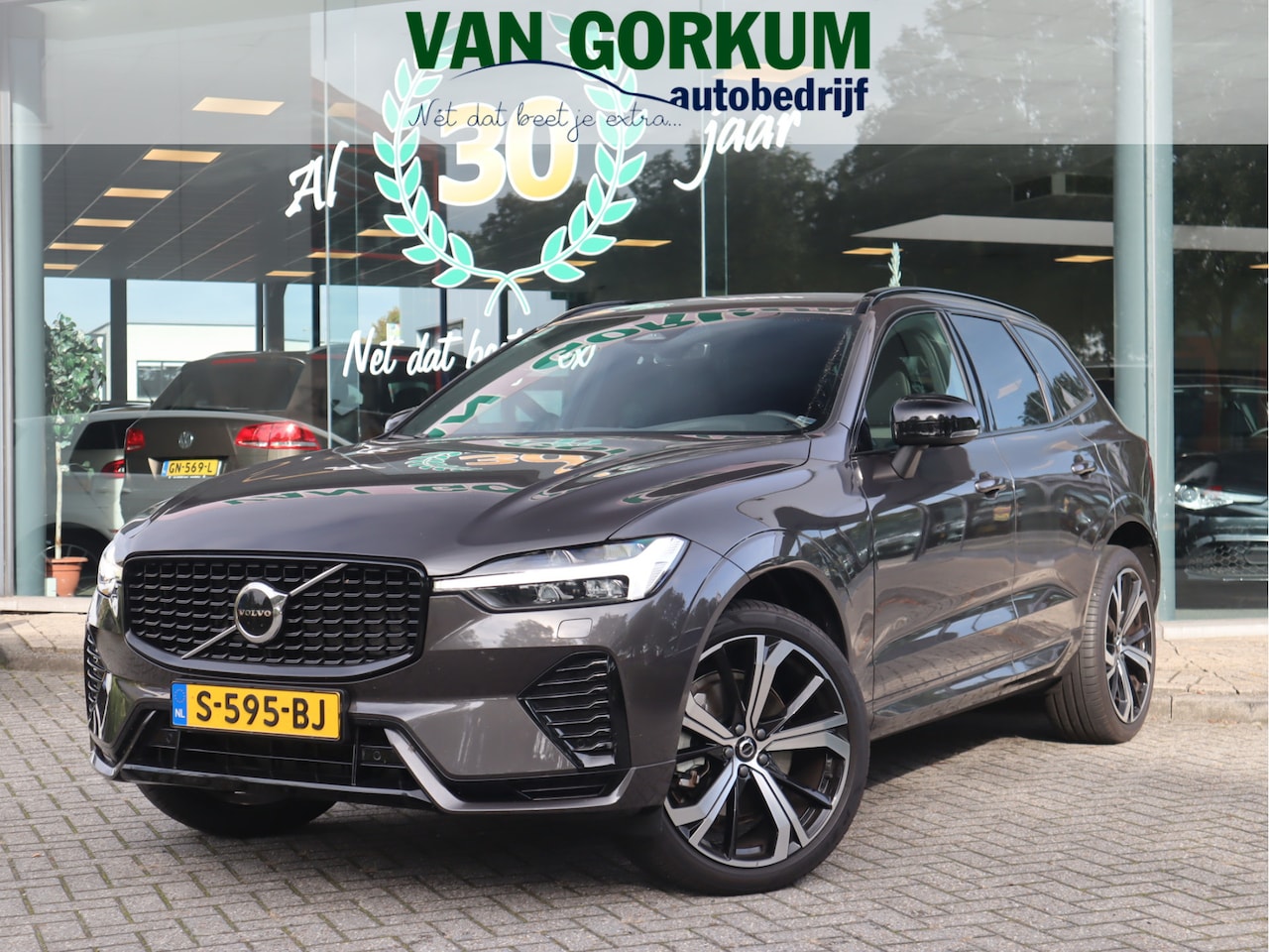Volvo XC60 - 2.0 B4 R-Design Navi / Carplay / Camera / Elekramen / Keyless / Leder / BTW auto / - AutoWereld.nl