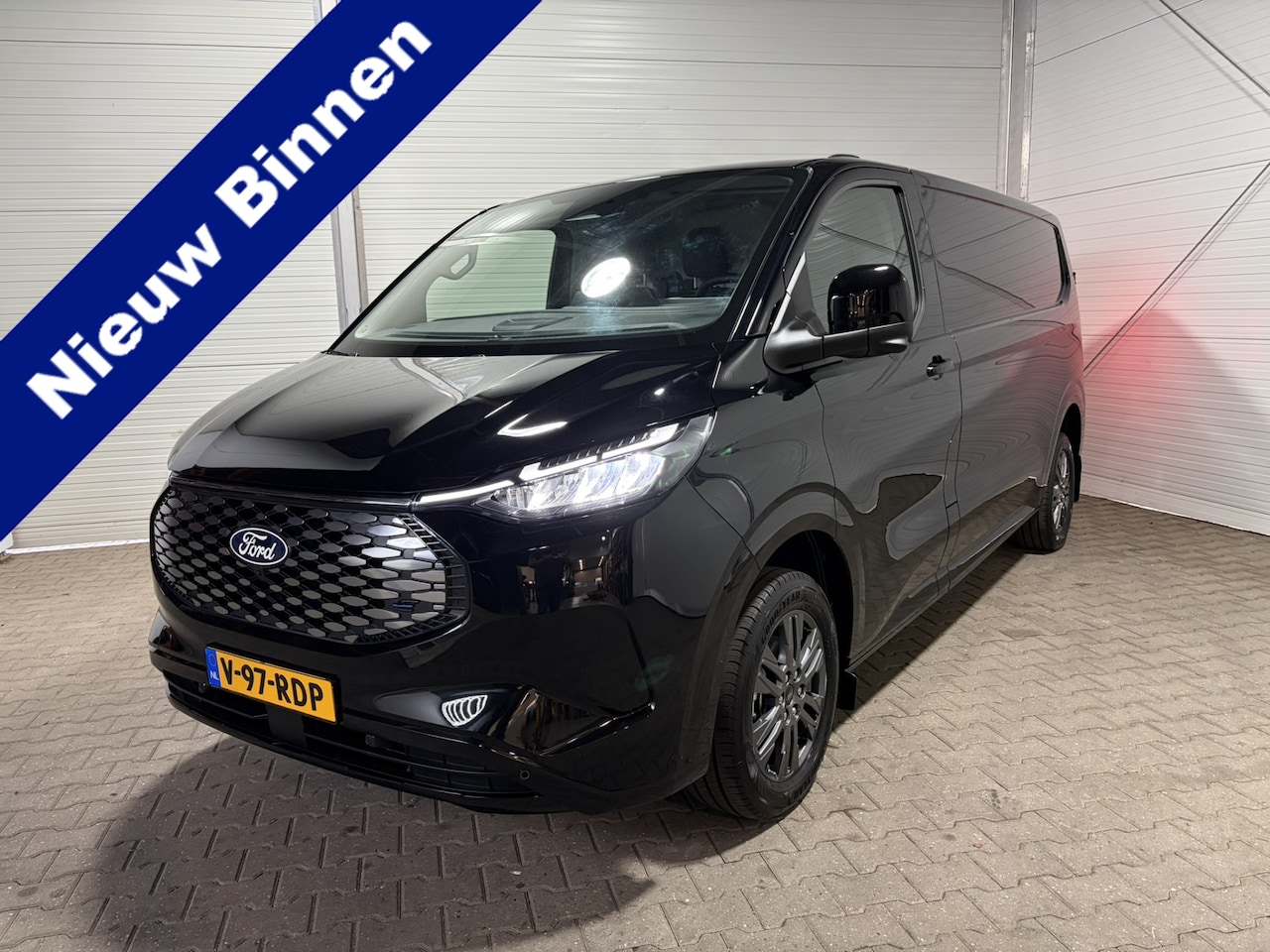 Ford E-Transit Cust. - 340 L2H1 Limited 71 kWh 340 L2H1 Limited 71 kWh, 218Pk, 2300KG trekgewicht, Trekhaak, 360 Camera, 3-Zits, Cruise, - AutoWereld.nl