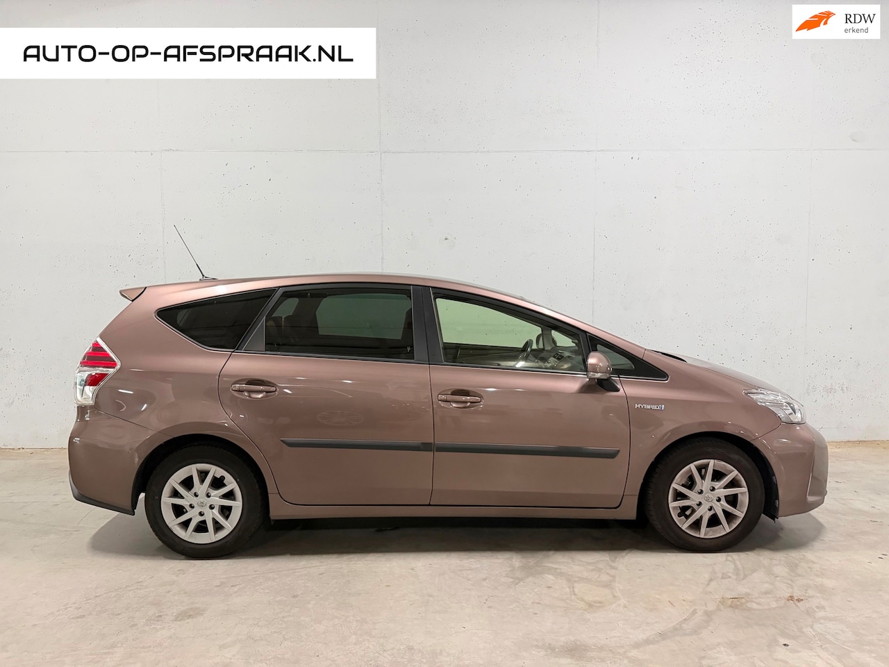 Toyota Prius - 1.8 Business Plus Pano Automaat 7p Leer Navi Clima Cruise C. - AutoWereld.nl