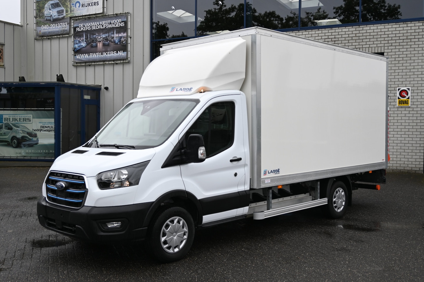 Ford E-Transit - 68kWh 390L Trend Bakwagen met Dhollandia laadklep Navigatie met camera, Zijdeur - AutoWereld.nl