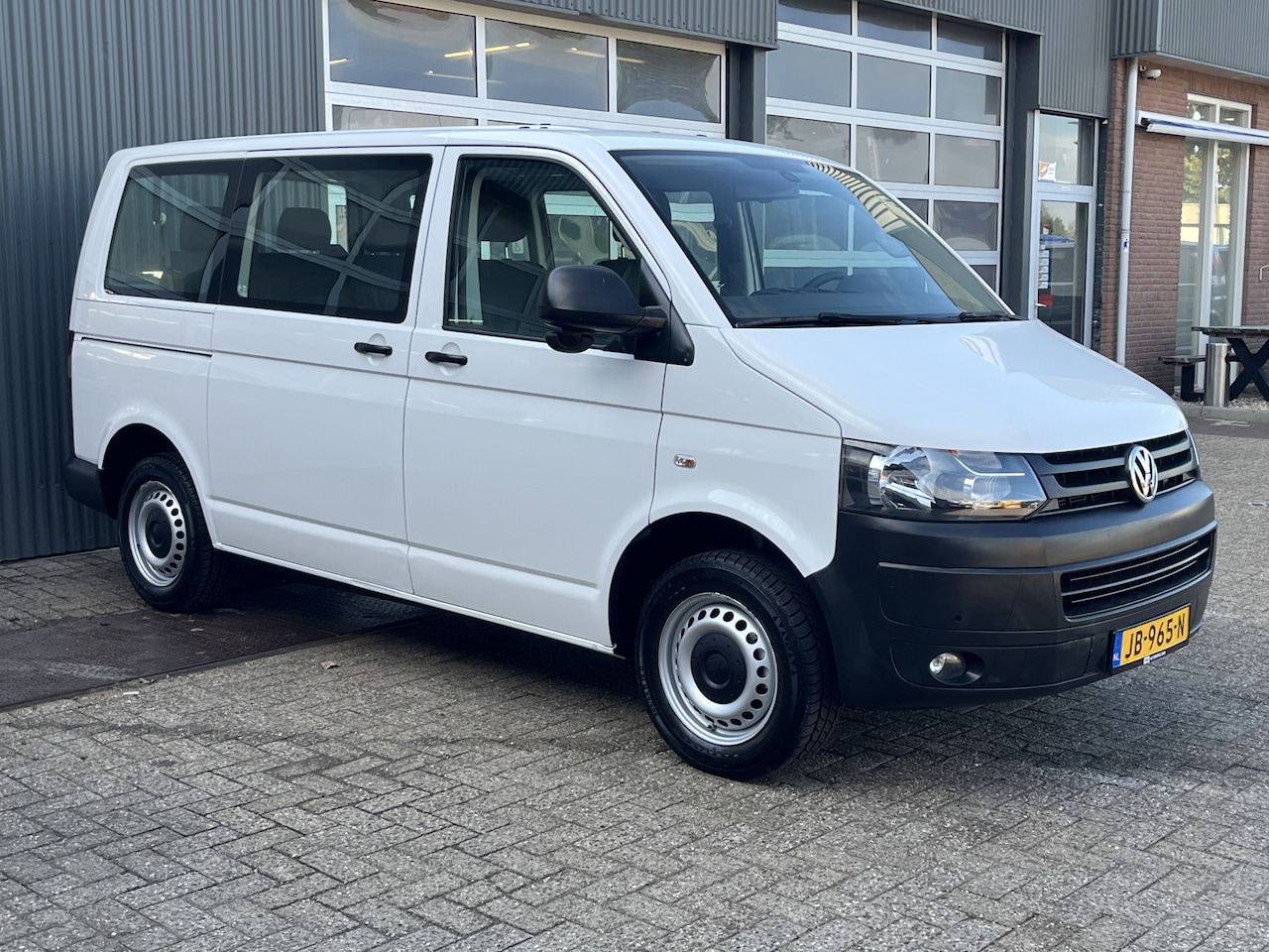 Volkswagen Transporter Kombi - 2.0 TDI DSG 140pk L1H1 BTW en BPM vrij Airco Cruise control Trekhaak PDC 1e eigenaar Marge - AutoWereld.nl