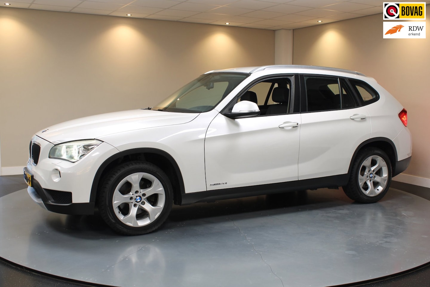 BMW X1 - SDrive20i Upgrade Edition *Parelmoer* Leer|Trekhaak|Navi|Cruise|Climate|Bluetooth|PDC|NAP - AutoWereld.nl
