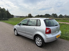 Volkswagen Polo - 1.4-16V Highline