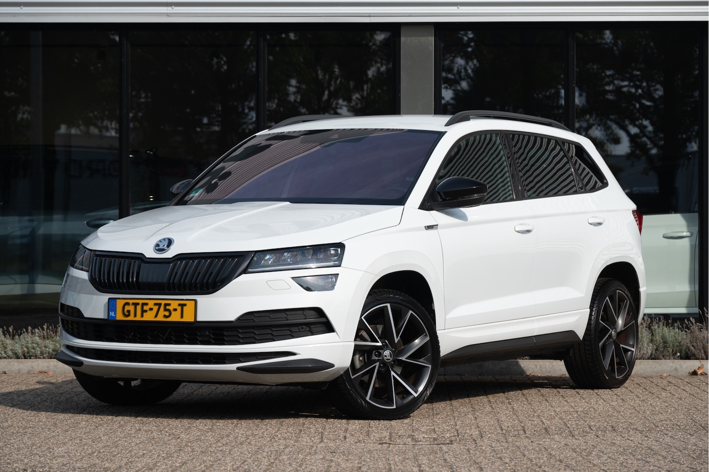 Skoda Karoq - 1.5 TSI ACT Sportline | El. Trekhaak | ACC | 19" | Camera | Stoel-stuurverw. - AutoWereld.nl