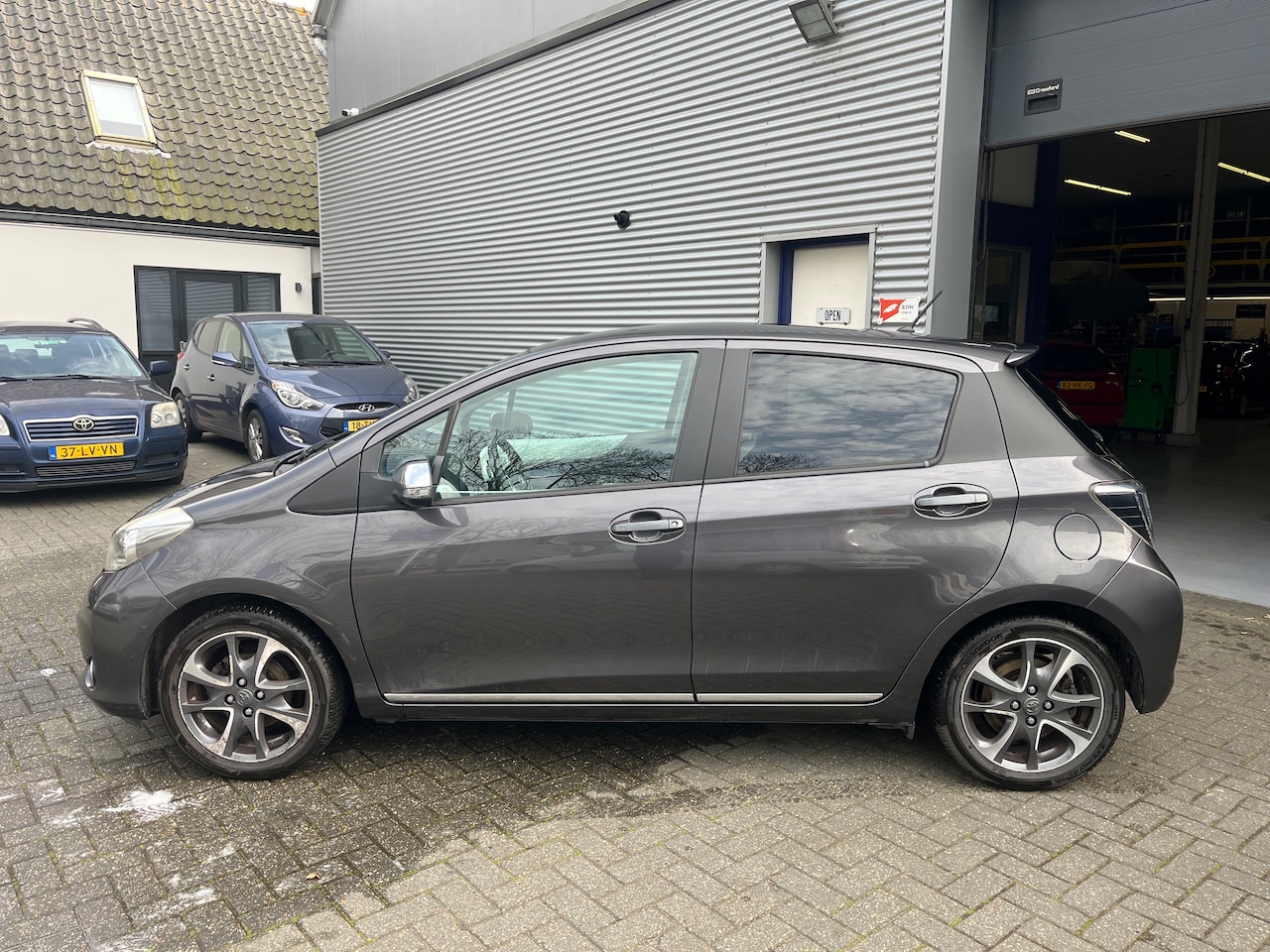 Toyota Yaris - 1.3 VVT-i Aspiration Design editie met o.a. glazen dak en privacy glas achter - AutoWereld.nl