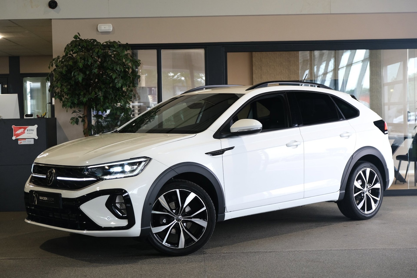 Volkswagen Taigo - 1.0 TSI 2x R-Line DSG IQ Matrix Led Keyless ACC Navi Cam Stoelverwarming - AutoWereld.nl