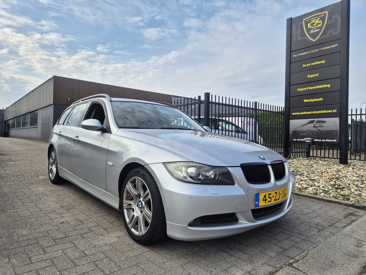 BMW 3-serie Touring - 318i Business Line M # Xenon # Sportstoelen # Navi groot scherm # - AutoWereld.nl