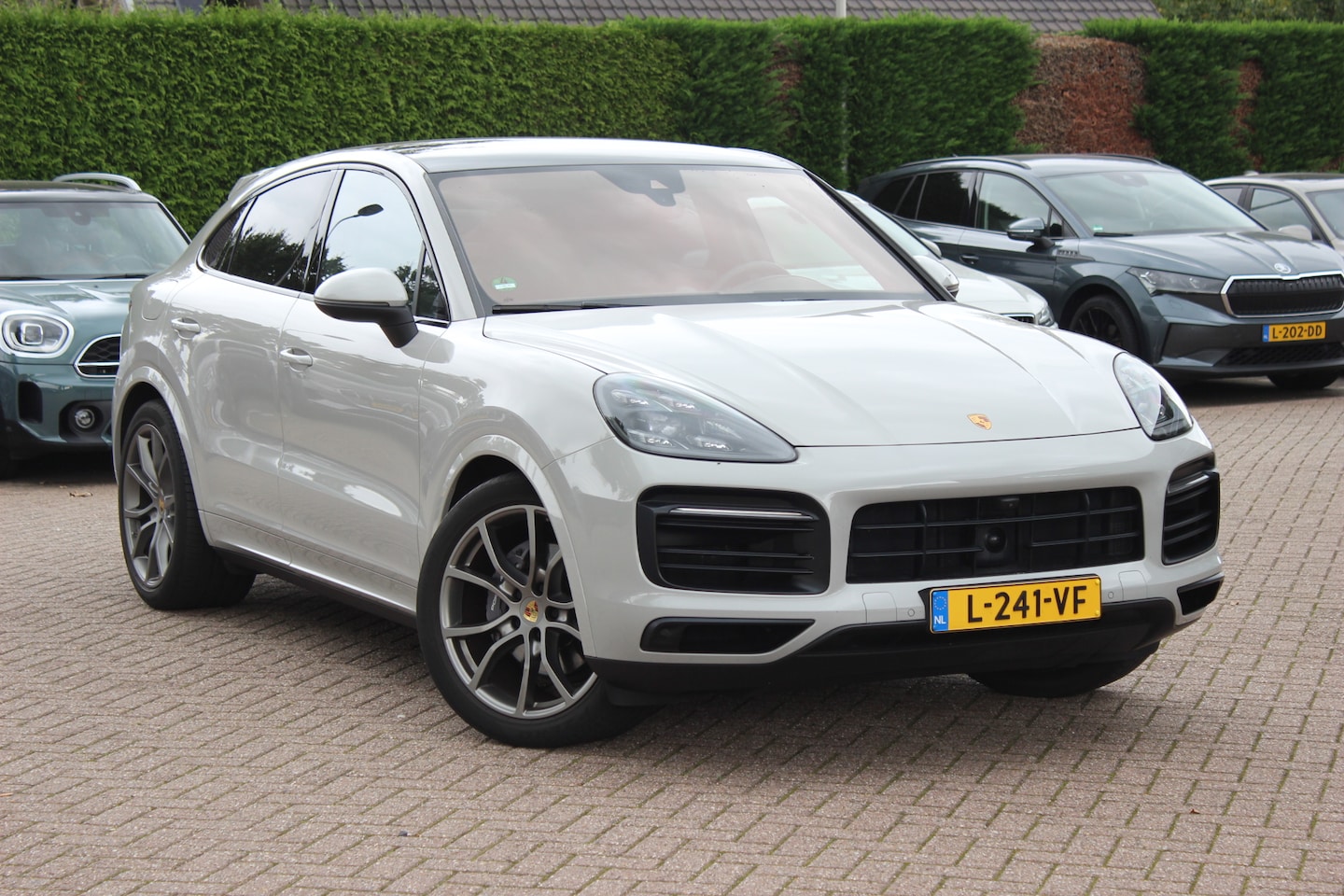 Porsche Cayenne Coupé - 3.0 E-Hybrid / Trekhaak / Panoramadak / 360Camera / Keyless / 21'' / Softclose / Luchtveri - AutoWereld.nl