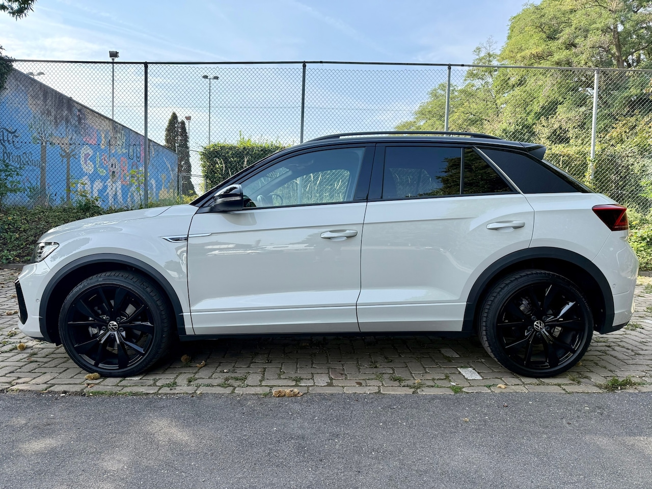 Volkswagen T-Roc - 1.5 TSI / DSG automaat / R-LINE / IQ Light / Pano / Navi / Acc / Line / Keyles / CarPlay-A - AutoWereld.nl