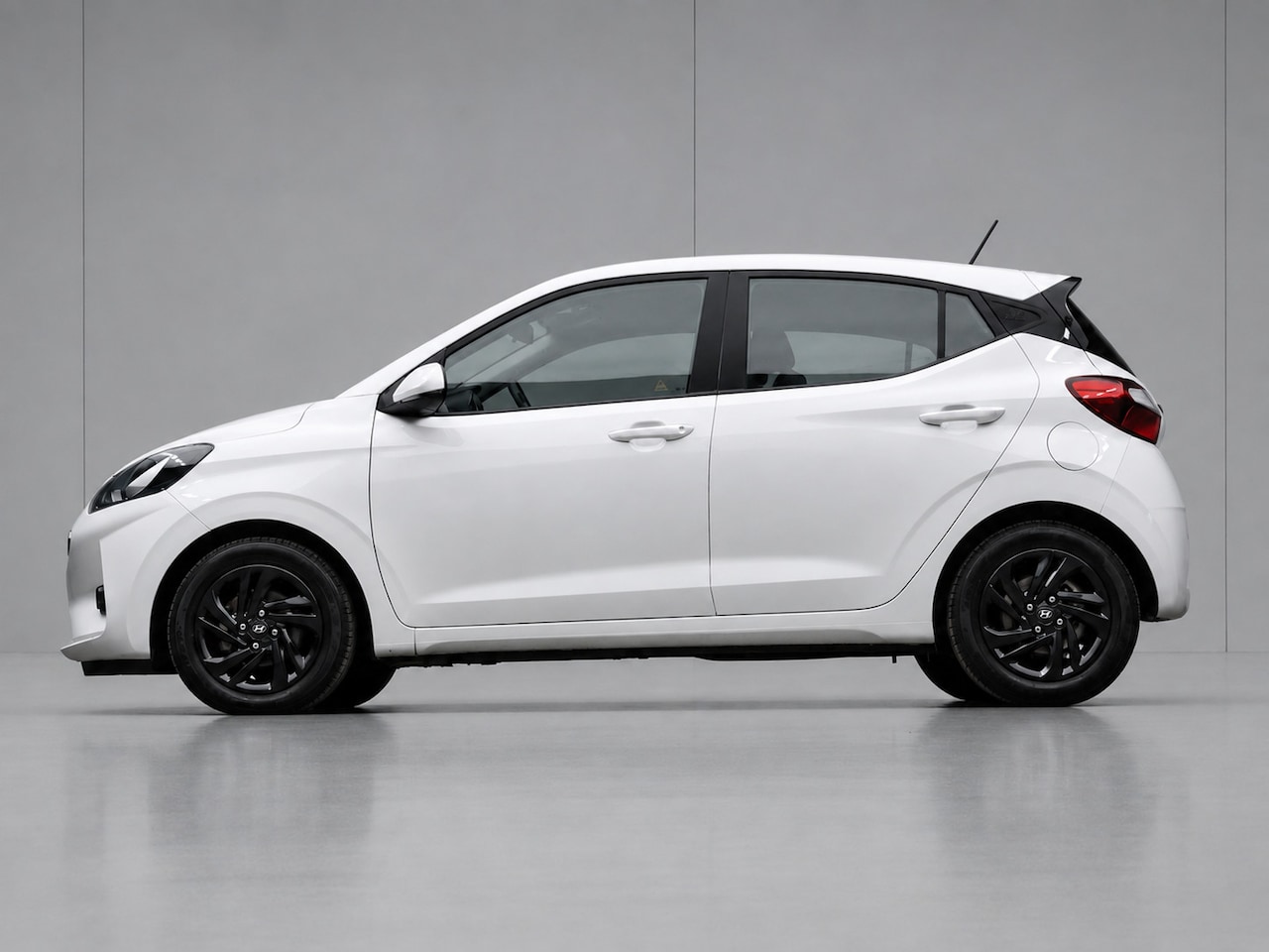 Hyundai i10 - 1.0 Comfortline Sport (APPLE CARPLAY,NAVI,PDC,CRUISE,LED,GETINT,TREKHAAK,SPORTSTOELEN,NETT - AutoWereld.nl