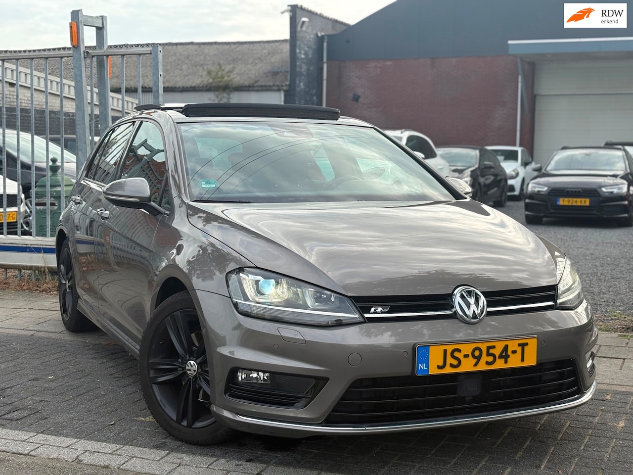 Volkswagen Golf - 1.4 TSI ACT | 3x R-Line | Panoramadak | Xenon | A.Camera | Alcantara | Trekhaak | - AutoWereld.nl