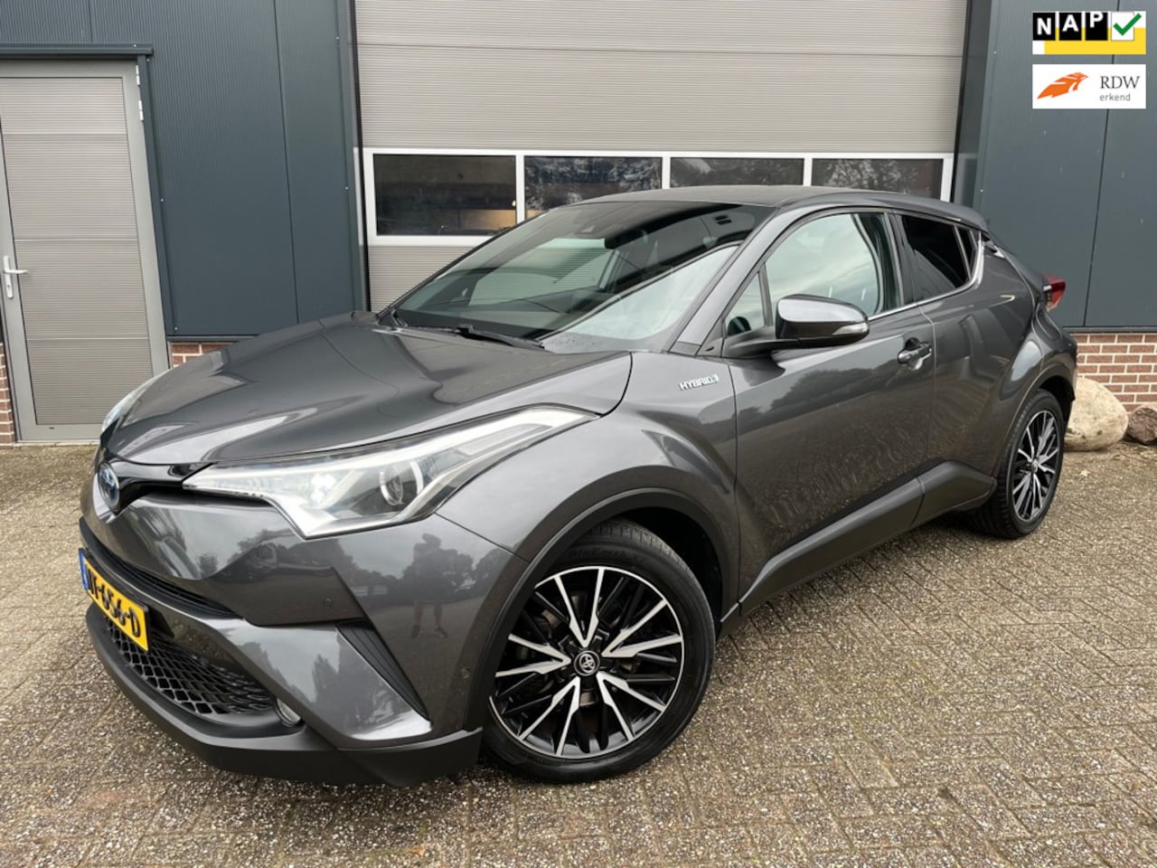 Toyota C-HR - 1.8 Hybrid Executive-Navigatie-Leder-Camera-NAP! - AutoWereld.nl