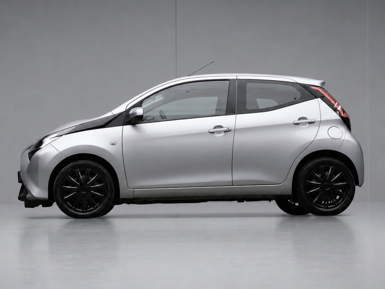 Toyota Aygo - 1.0 VVT-i x-play (APPLE CARPLAY,NAVI,LED,CRUISE,SPORTSTOELEN,LM VELGEN,NETTESTAAT) - AutoWereld.nl