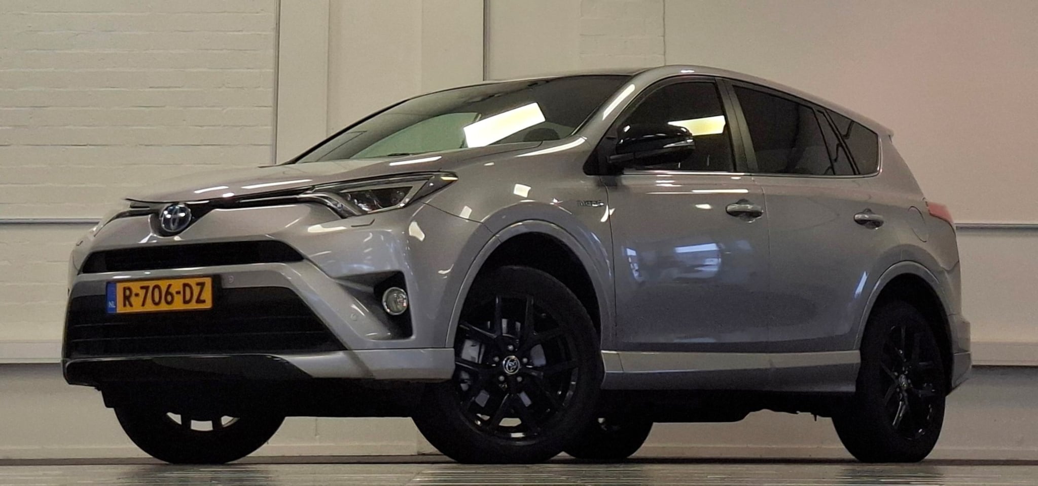 Toyota RAV4 - 2.5 Hybrid AWD Executive Trekhaak Leder Camera LED Mooi! - AutoWereld.nl