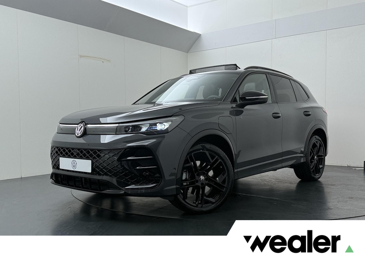 Volkswagen Tiguan - 1.5 eHybrid R-Line Edition | 272 PK | SoH 100% | Trekhaak wegklapbaar | Adaptive Cruise Co - AutoWereld.nl