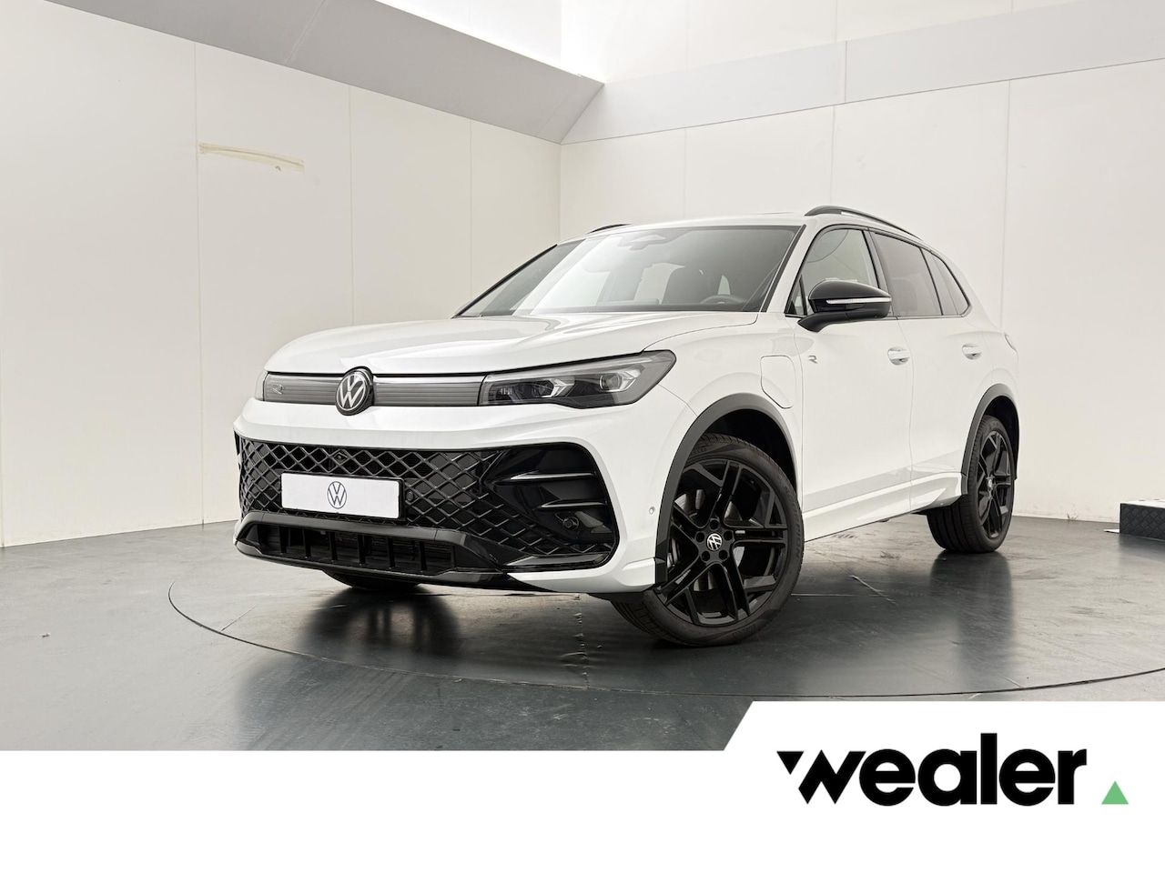 Volkswagen Tiguan - 1.5 eHybrid R-Line Edition | 272 PK | SoH 100% | Trekhaak wegklapbaar | Adaptive Cruise Co - AutoWereld.nl
