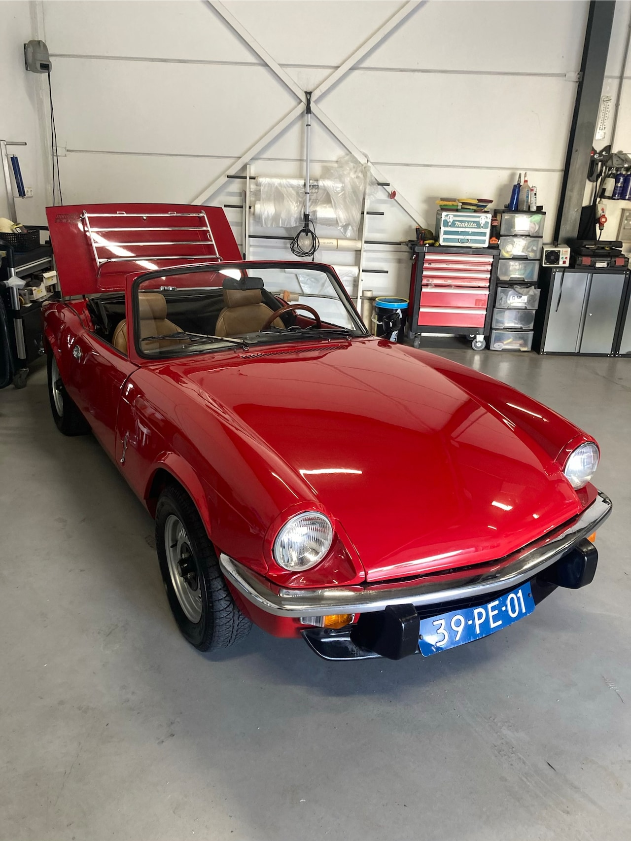 Triumph Spitfire - 1500 Soft + Hard-top kleur is rood en niet bruin. (Altijd zo geweest) - AutoWereld.nl