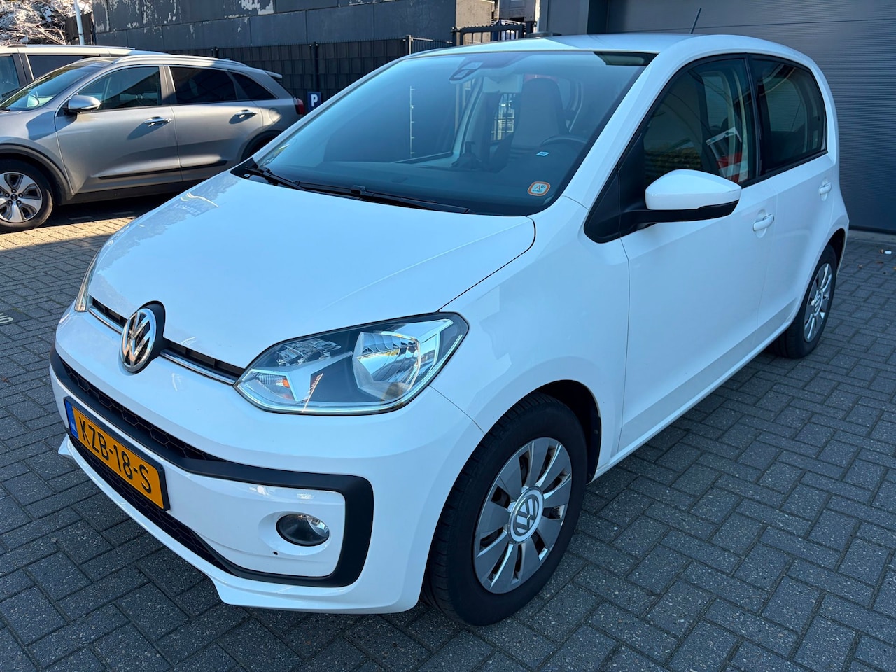 Volkswagen Up! - 1.0 BMT high up! / Airco / stoelverw. / 5-drs - AutoWereld.nl