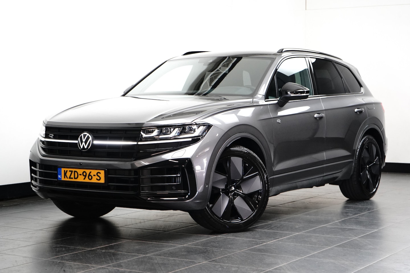 Volkswagen Touareg - 3.0 TSi eHybrid 4MOTION 460 pk R-line | Trekhaak elek. uitklapbaar | Panorama-dak | 22 inc - AutoWereld.nl