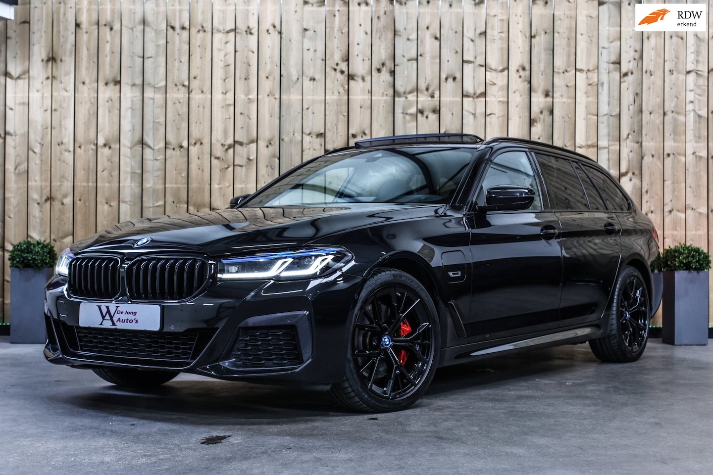 BMW 5-serie Touring - 530e xDrive M-Sport *Pano*Stoelventilatie*Laser*Head-Up*Camera* - AutoWereld.nl