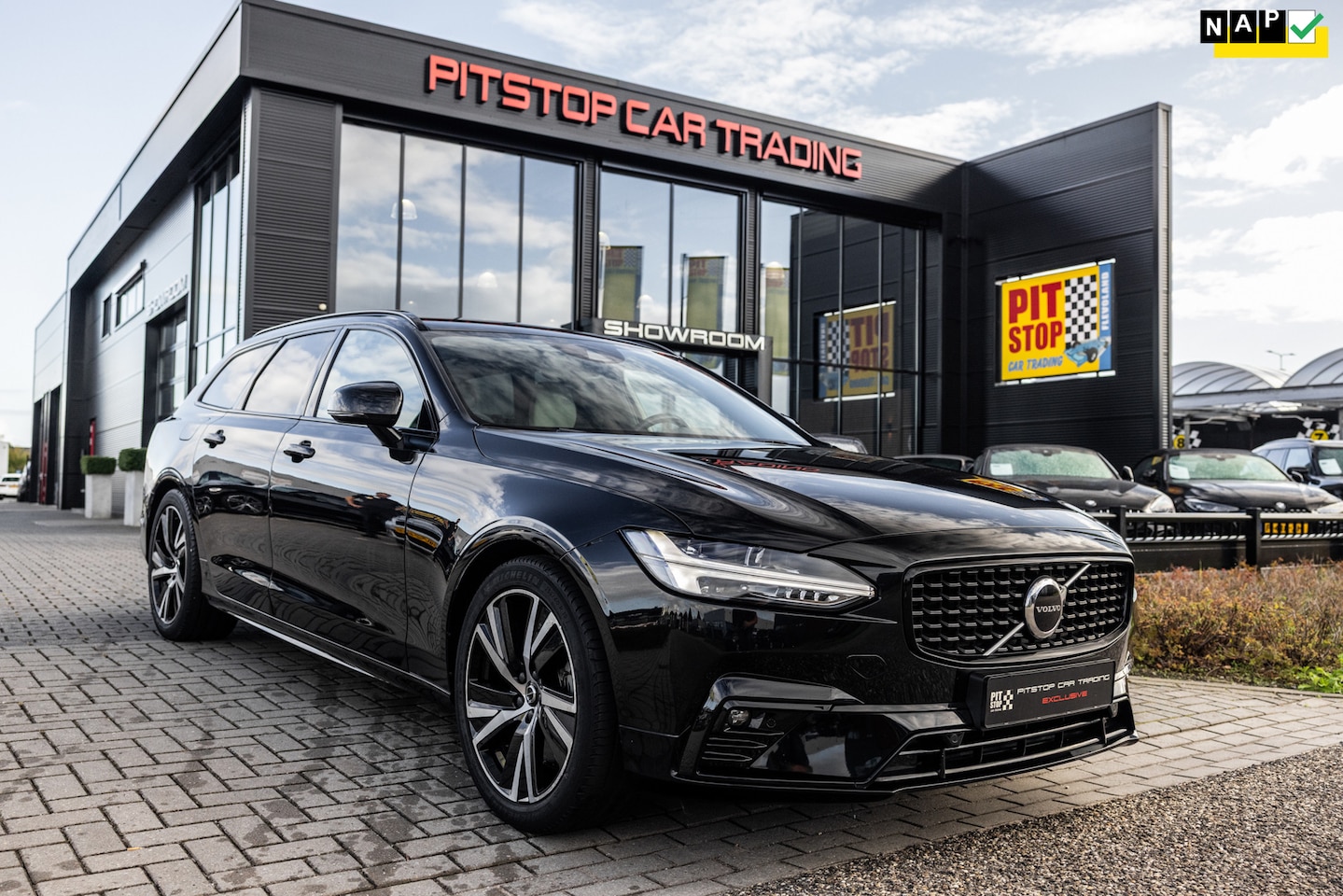 Volvo V90 - B4 Ultimate Dark B4 Ultimate Dark, ACC, Trekhaak, 1e eigenaar, Stuurverwarming! - AutoWereld.nl