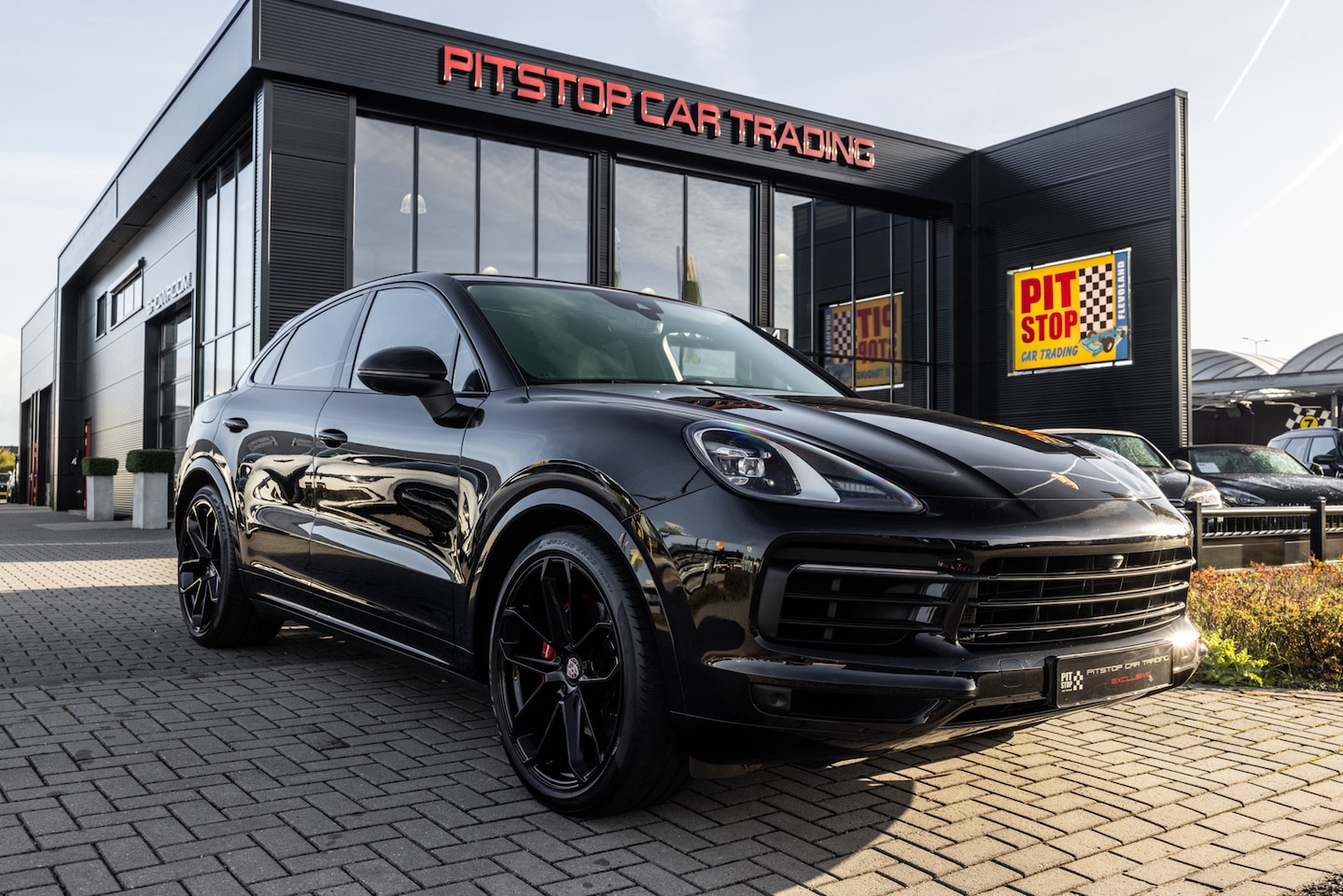 Porsche Cayenne Coupé - 3.0 E-Hybrid 3.0 E-Hybrid, Pano, Trekhaak, PASM, Chrono, All Black! - AutoWereld.nl