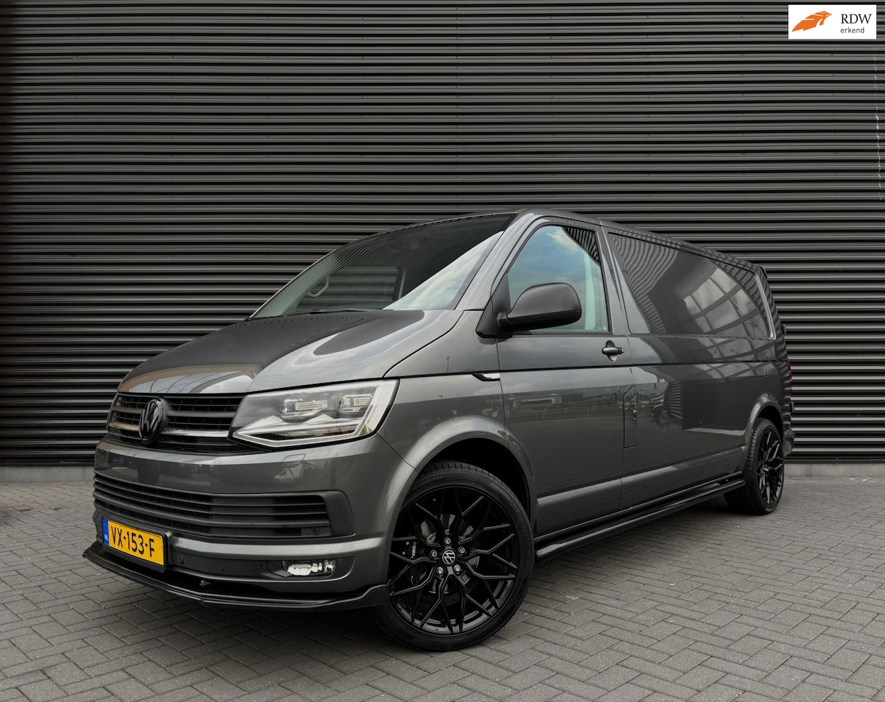Volkswagen Transporter - 2.0 TDI L2H2| 180PK|CAMERA| CARPLAY| SENSOREN| TREKHAAK| - AutoWereld.nl