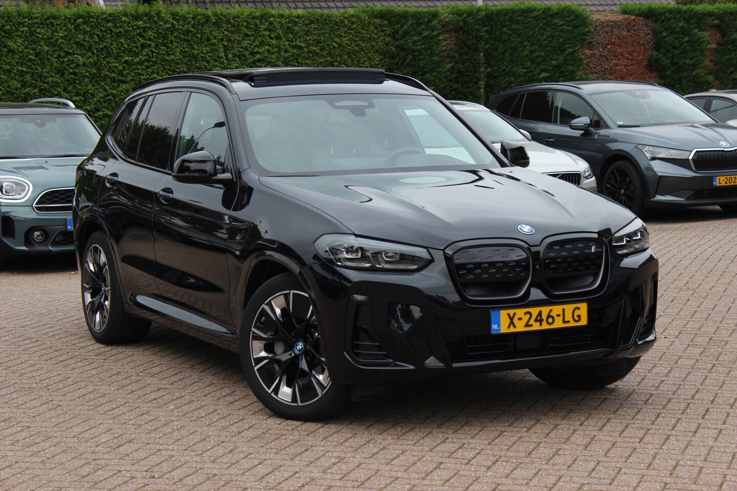 BMW iX3 - High Executive 80 kWh / SOH 97,4% / Trekhaak / Panoramadak / 360Camera / Head-up / 20'' / - AutoWereld.nl