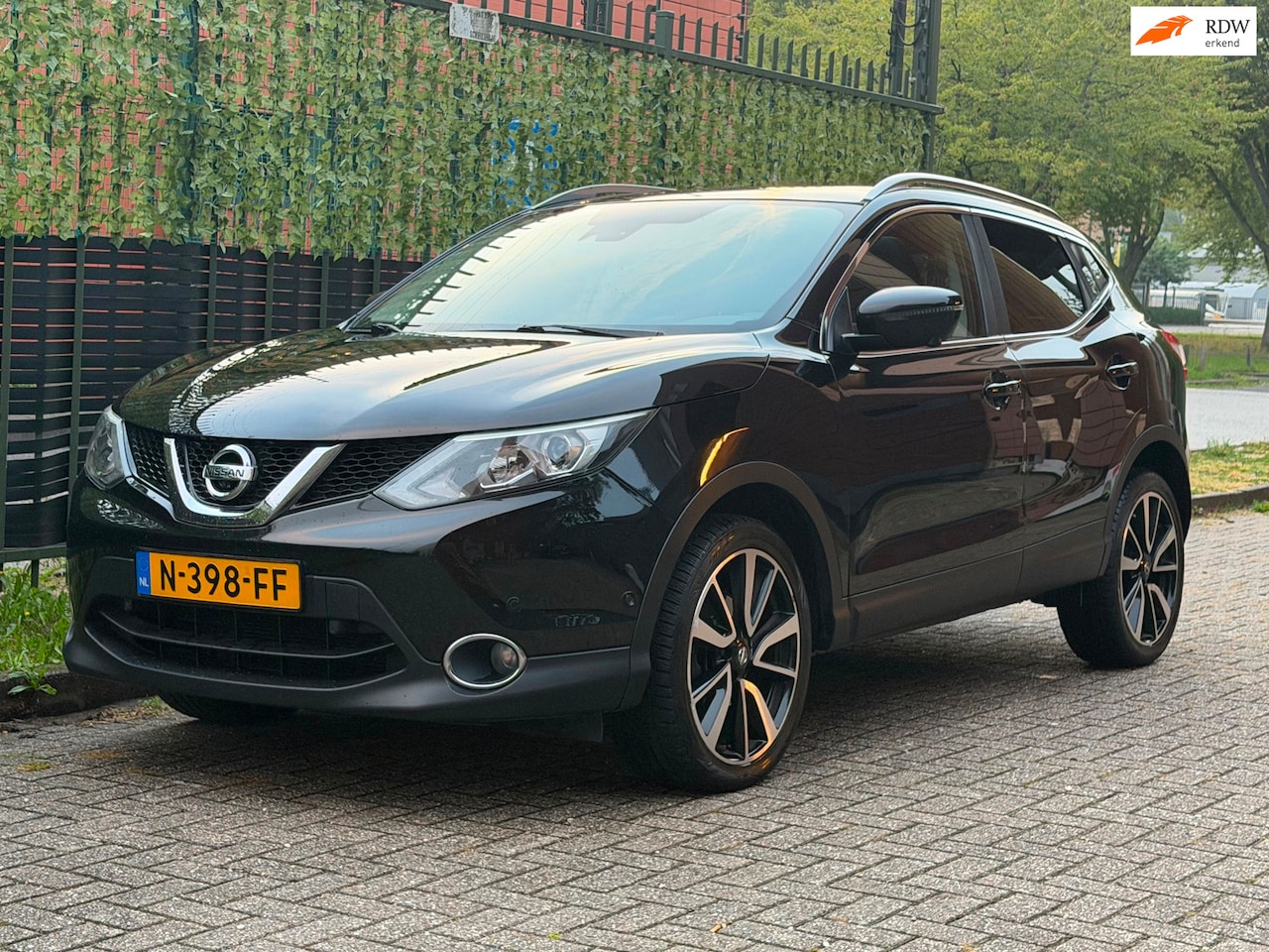 Nissan Qashqai - 1.2 Tekna zwart 2016 LEDER|LED|PANO|CAMERA| - AutoWereld.nl