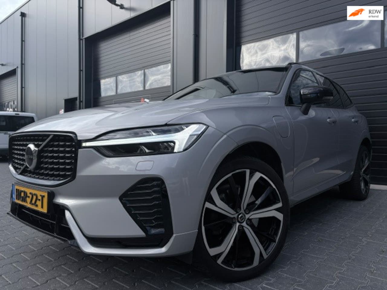 Volvo XC60 - 2.0 T6 Plug-in hybrid AWD R-Design 340PK|Facelift|Pano|Head up|Memory|Harman Kardon|Keyles - AutoWereld.nl