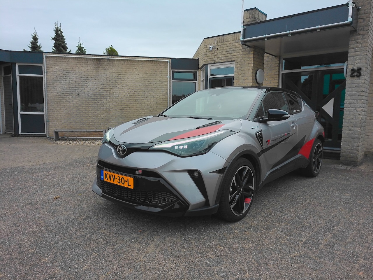 Toyota C-HR - 1.8 Hybrid GR-Sport unieke uitgevoering in nieuwstaat - AutoWereld.nl
