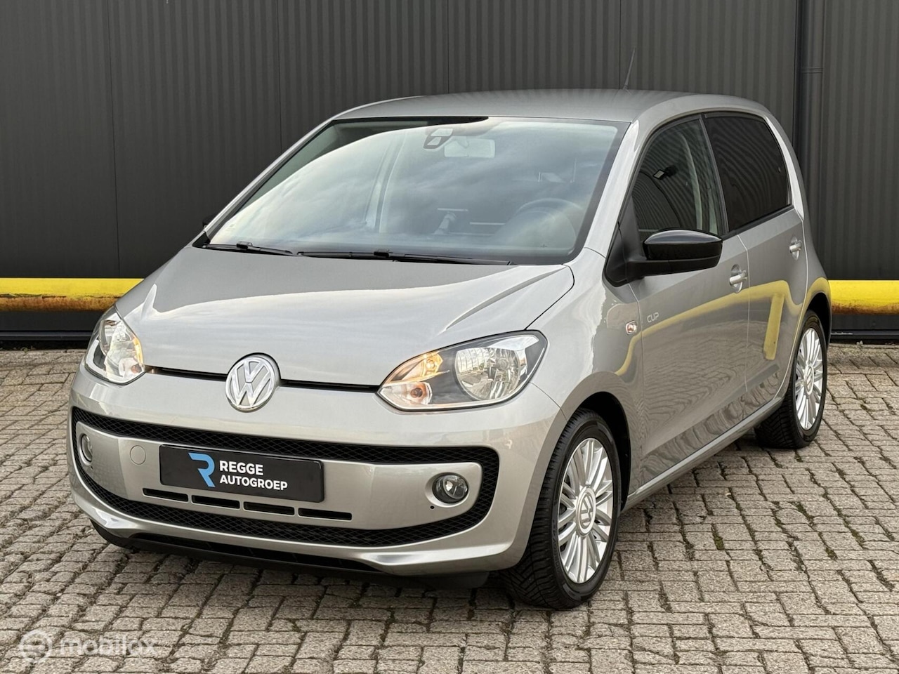 Volkswagen Up! - 1.0 high up! CUP STOELVERWARMING | PDC | NAVI - AutoWereld.nl