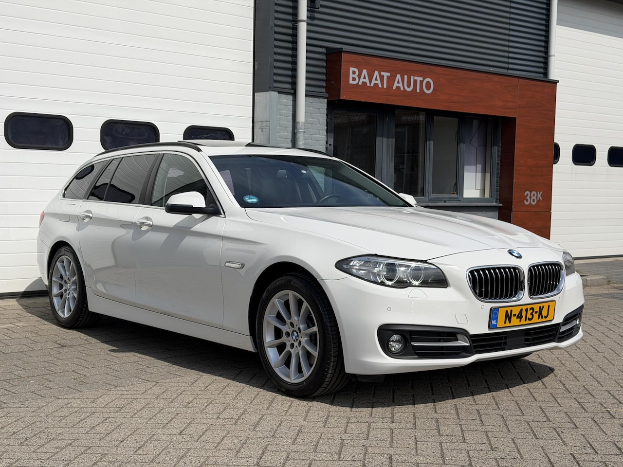 BMW 5-serie Touring - 520i High Executive Trekhaak - Pano - NWE Ketting - AutoWereld.nl