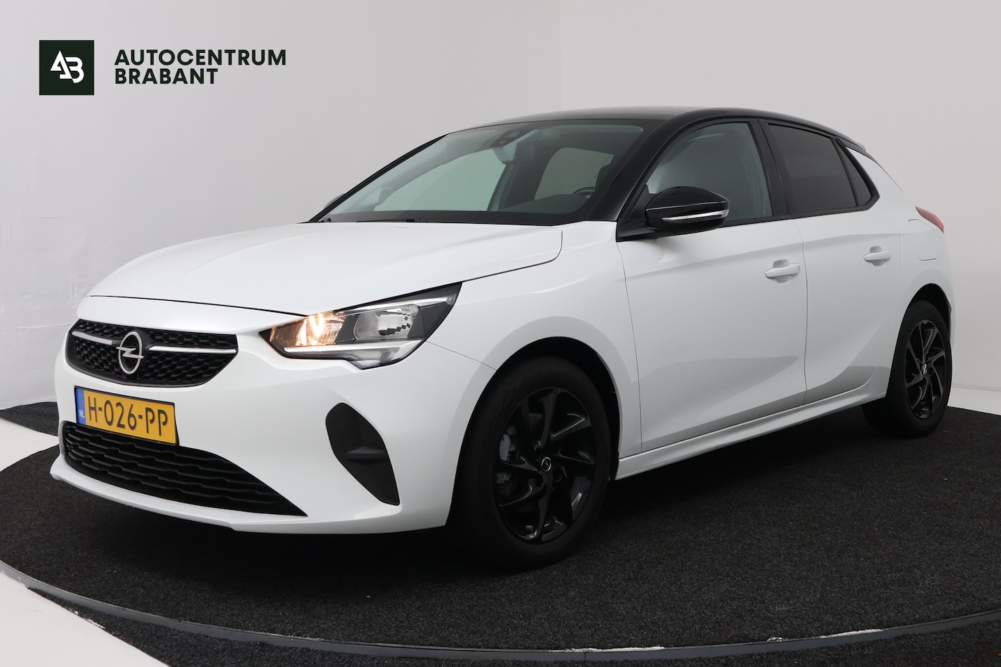 Opel Corsa - 1.2 Edition (NAVIGATIE CARPLAY, PARKEERSENSOREN, 1e EIGENAAR, GOED ONDERHOUDEN) - AutoWereld.nl